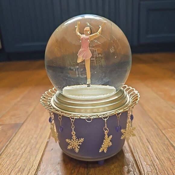 Hallmark Kristi Yamaguchi Olympic Medalist 2002 Salt Lake Musical Snow Globe - Picture 2 of 8